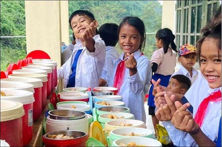 Hỗ trợ bữa ăn trưa cho học sinh tiểu học, THCS ở các xã biên giới